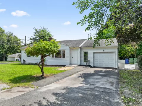 24 Holiday Hl, Waterbury, CT 06704