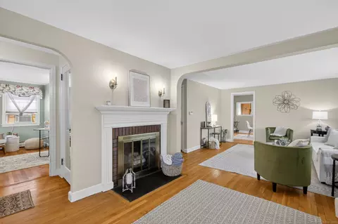 52 Lincoln St, Cromwell, CT 06416