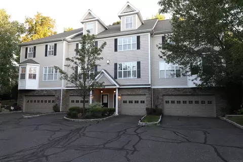 70 Woodcrest Ln #70, Danbury, CT 06810