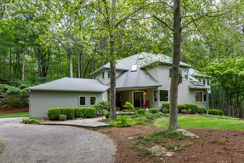 20 Mine Hill Rd E, Bridgewater, CT 06752