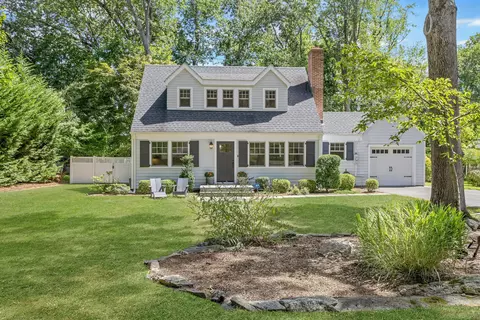 17 Burchard Ln, Norwalk, CT 06853