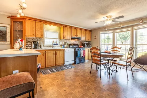 15 Sioux Rd, East Hartford, CT 06118