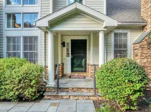 638 Danbury Rd #32, Ridgefield, CT 06877