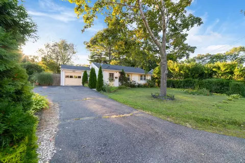 94 Peach Orchard Rd, Waterbury, CT 06706