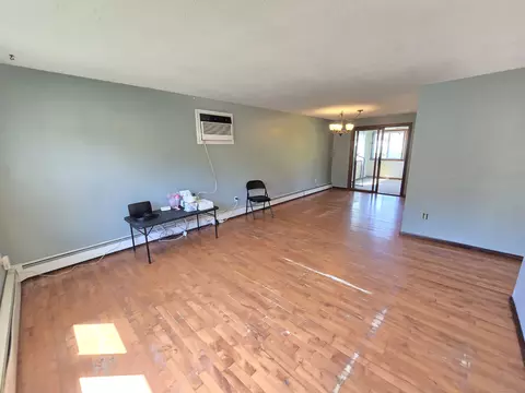 Living - 51 Towne Dr, Berlin, CT 06037 photo 2 of 4