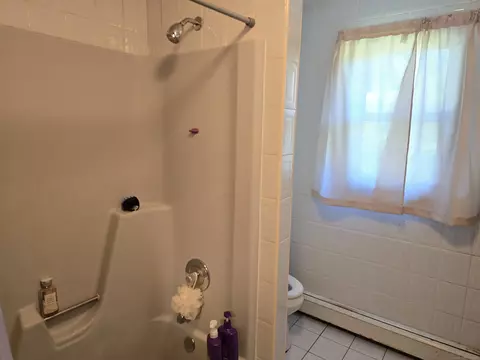 Bath - 51 Towne Dr, Berlin, CT 06037 photo 3 of 4