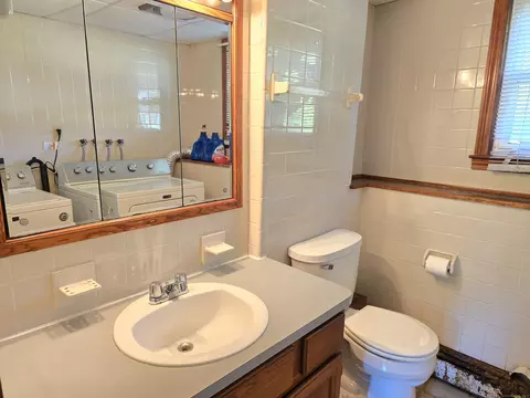 Bath - 51 Towne Dr, Berlin, CT 06037 photo 4 of 4