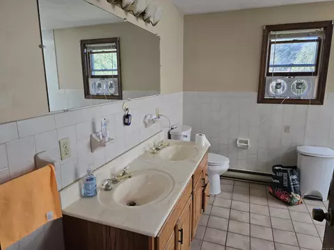 Bath - 51 Towne Dr, Berlin, CT 06037 photo 2 of 4