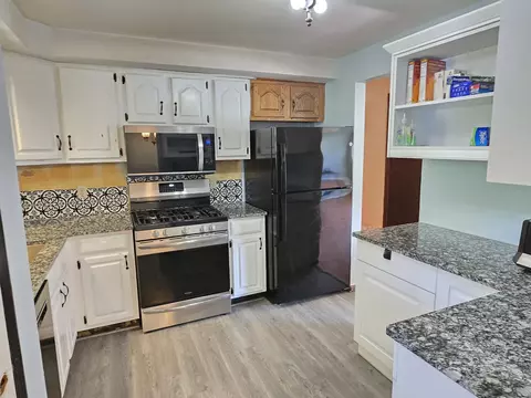 Kitchen - 51 Towne Dr, Berlin, CT 06037 photo 2 of 4
