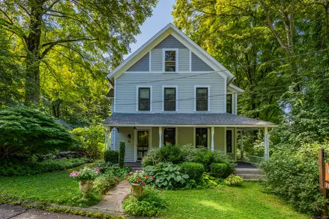 12 Spring St, Woodbury, CT 06798