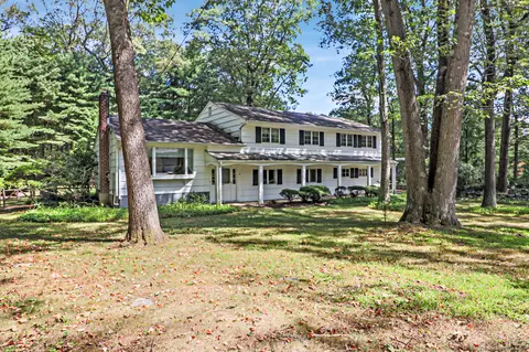 8 Live Oak Rd, Norwalk, CT 06851