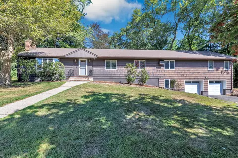 17 Old Orchard Ln, Trumbull, CT 06611