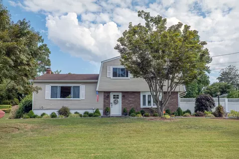 8 Rolling Ln, Norwalk, CT 06851