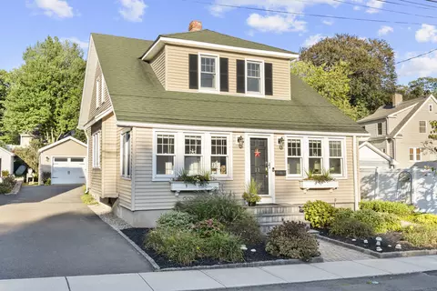 11 Russell St, Branford, CT 06405