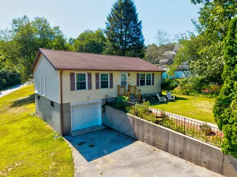 60 Hammel Ln, Uncasville, CT 06382