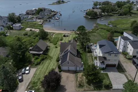 22 Bayberry Ln, Branford, CT 06405