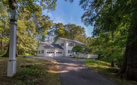 16 Rockledge Dr, Avon, CT 06001