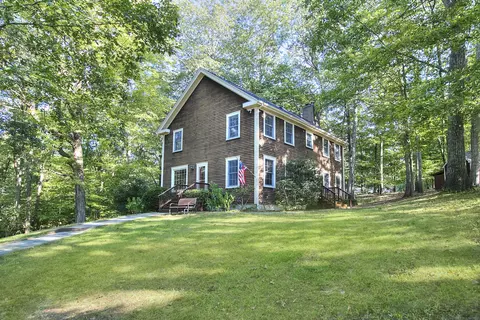 4 Bristle Ln, Sandy Hook, CT 06482