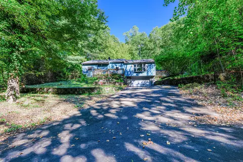 61 Hermitage Ln, North Haven, CT 06473