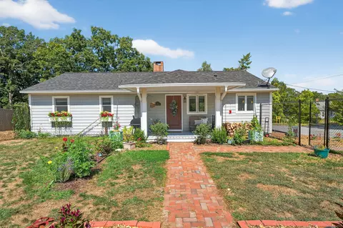 2 Menunketesuck Dr, Clinton, CT 06413