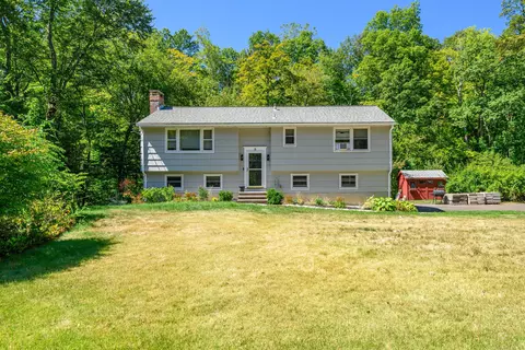 9 Chuck Wagon Ln, Danbury, CT 06810