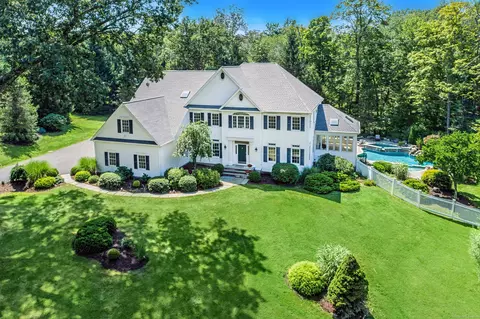 21 Schoolhouse Pl, Ridgefield, CT 06877