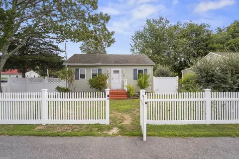 75 Midway Oval, Groton, CT 06340
