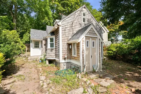 27 Blackhall Ct, New London, CT 06320