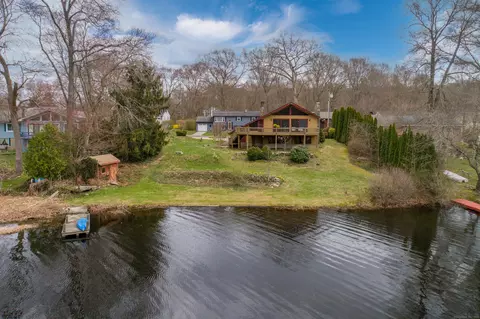 30 Pattagansett Dr, East Lyme, CT 06333