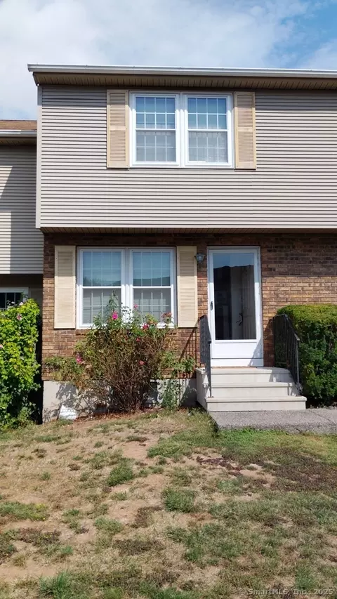 8 Countryside Ln #2, Middletown, CT 06457