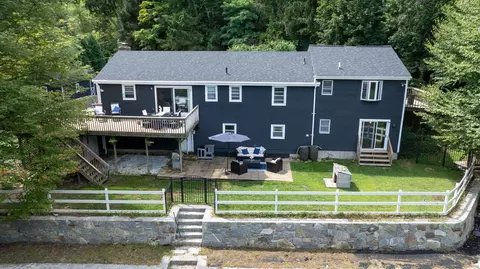8 Town Bridge Rd, Canton, CT 06019