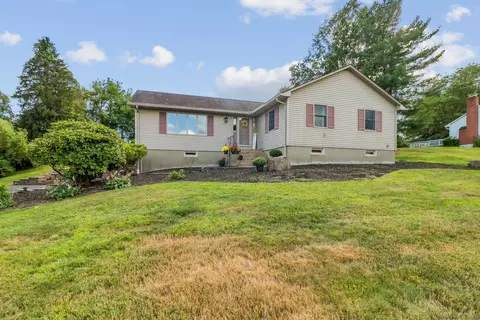 17 Valley View Dr, Bloomfield, CT 06002