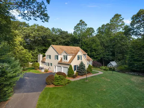 6 Ovata Dr, Gales Ferry, CT 06335