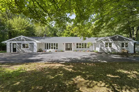 21 Featherbed Ln, Branford, CT 06405