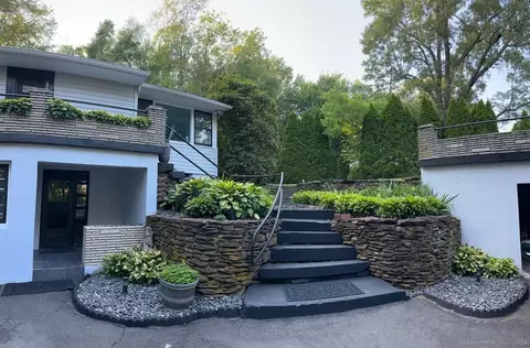 5 Old Orchard Rd, Bloomfield, CT 06002