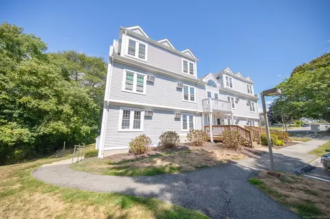 82 Sunset St #71, Waterford, CT 06385