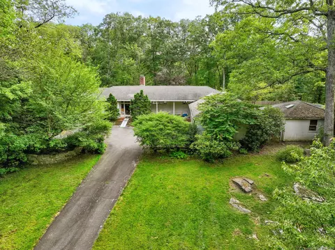 592 Laurel Rd, New Canaan, CT 06840