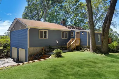 49 Inchcliffe Dr, Gales Ferry, CT 06335