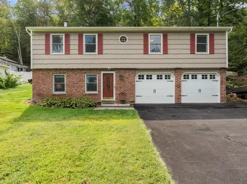 82 Lakeview Ter, Sandy Hook, CT 06482