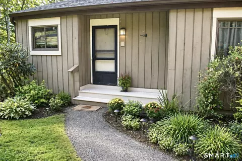 8 Tamarack Ln #8, Woodbury, CT 06798