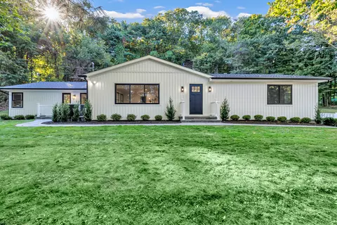 84 Huntingtown Rd, Newtown, CT 06470
