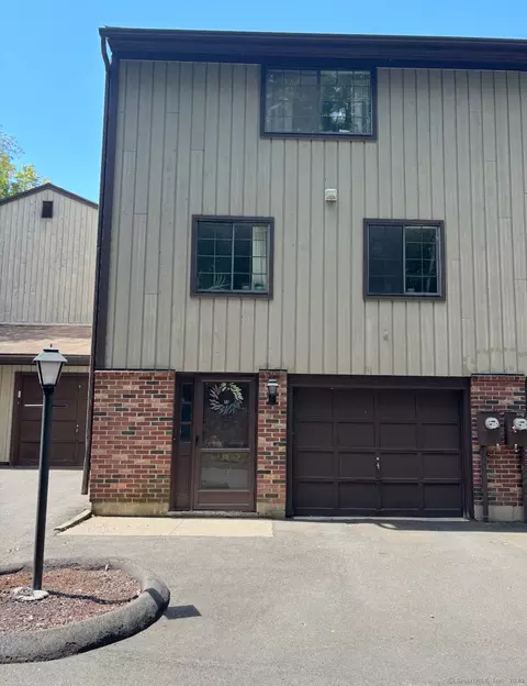 13 Pond Hollow Dr #13, Hamden, CT 06514