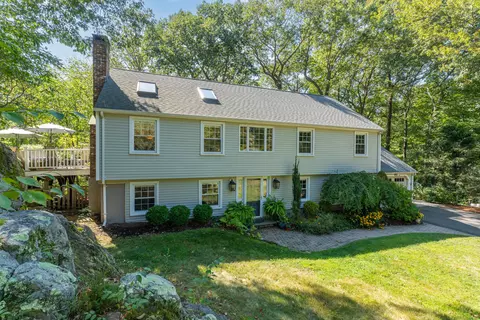 59 Ledgeview Ln, Guilford, CT 06437