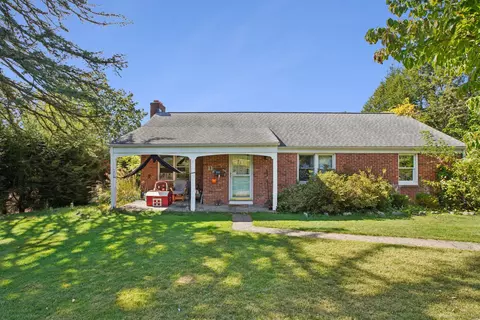 11 Fairwood Farms Dr, West Hartford, CT 06107