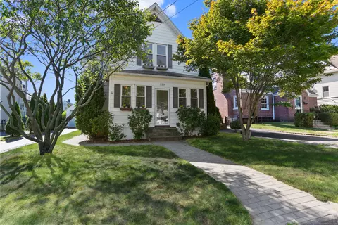 325 Suburban Ave, Fairfield, CT 06825