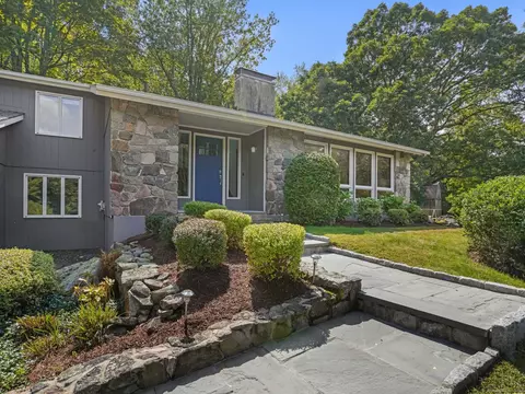 16 Ichabod Ln, Bethel, CT 06801