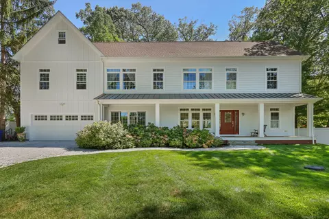 40 Arnold Ln, Norwalk, CT 06853