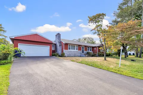 34 Leonard Pl, Trumbull, CT 06611