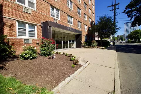140 Grove St #5F, Stamford, CT 06901