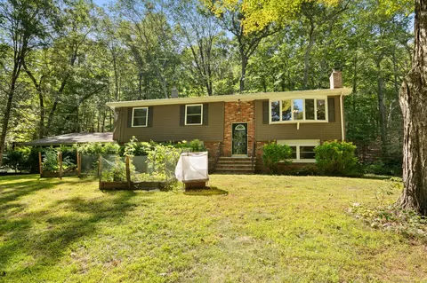 18 Stonybrook Rd, Gales Ferry, CT 06335